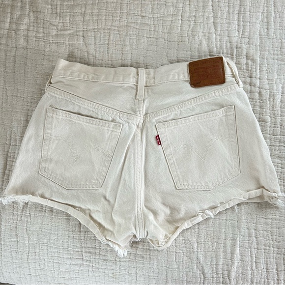 Levi’s - 501 cut off Jean shorts in cream/ivory size 29 - Picture 2 of 5